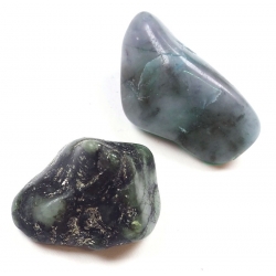 Emerald tumbled stone 25-40mm