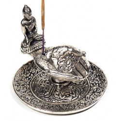 Silberfarbener Weihrauchbrenner, der Hände mit Buddha anbietet